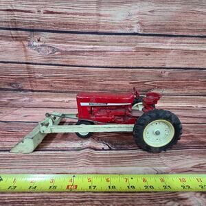 Ertl 1/16 scale International Harvester w/narrow frontend w/front loader diecast